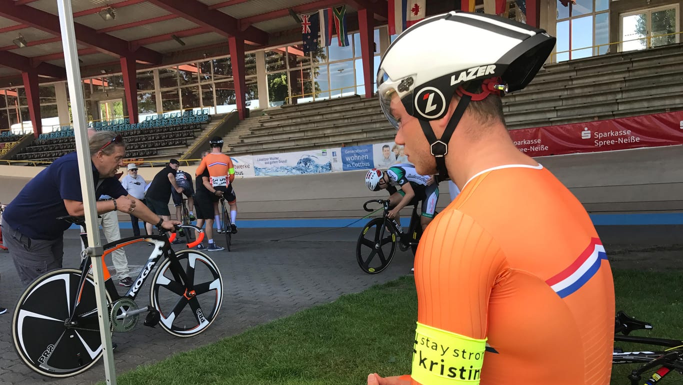 Bahnradfahrer Stephan Habets: Der Niederländer trägt beim 28. Großen Preis von Deutschland im Sprint eine gelbe Binde mit der Aufschrift #staystrongkristina.