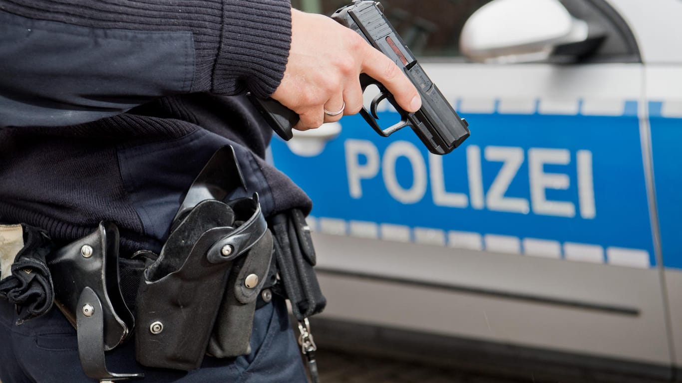 Polizist mit gezogener Waffe: Polizeigewerkschafter erklären die wachsende Zahl tödlicher Schüsse im Dienst mit zunehmender Gewalt gegen Polizisten (Symbolfoto).