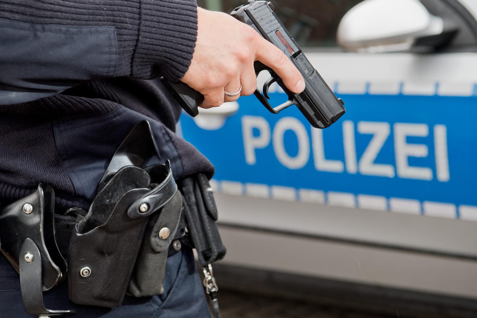 Polizist mit gezogener Waffe: Polizeigewerkschafter erklären die wachsende Zahl tödlicher Schüsse im Dienst mit zunehmender Gewalt gegen Polizisten (Symbolfoto).
