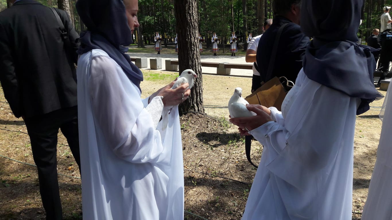 Im Gedenken an die Meschen in Malyj Trostenez, die durch die Nazis deportiert und ermordet wurden, werden weiße Tauben fliegen gelassen: Bundespräsident Steinmeier war bei der Eröffnung der Gedenkstätte in Belarus.