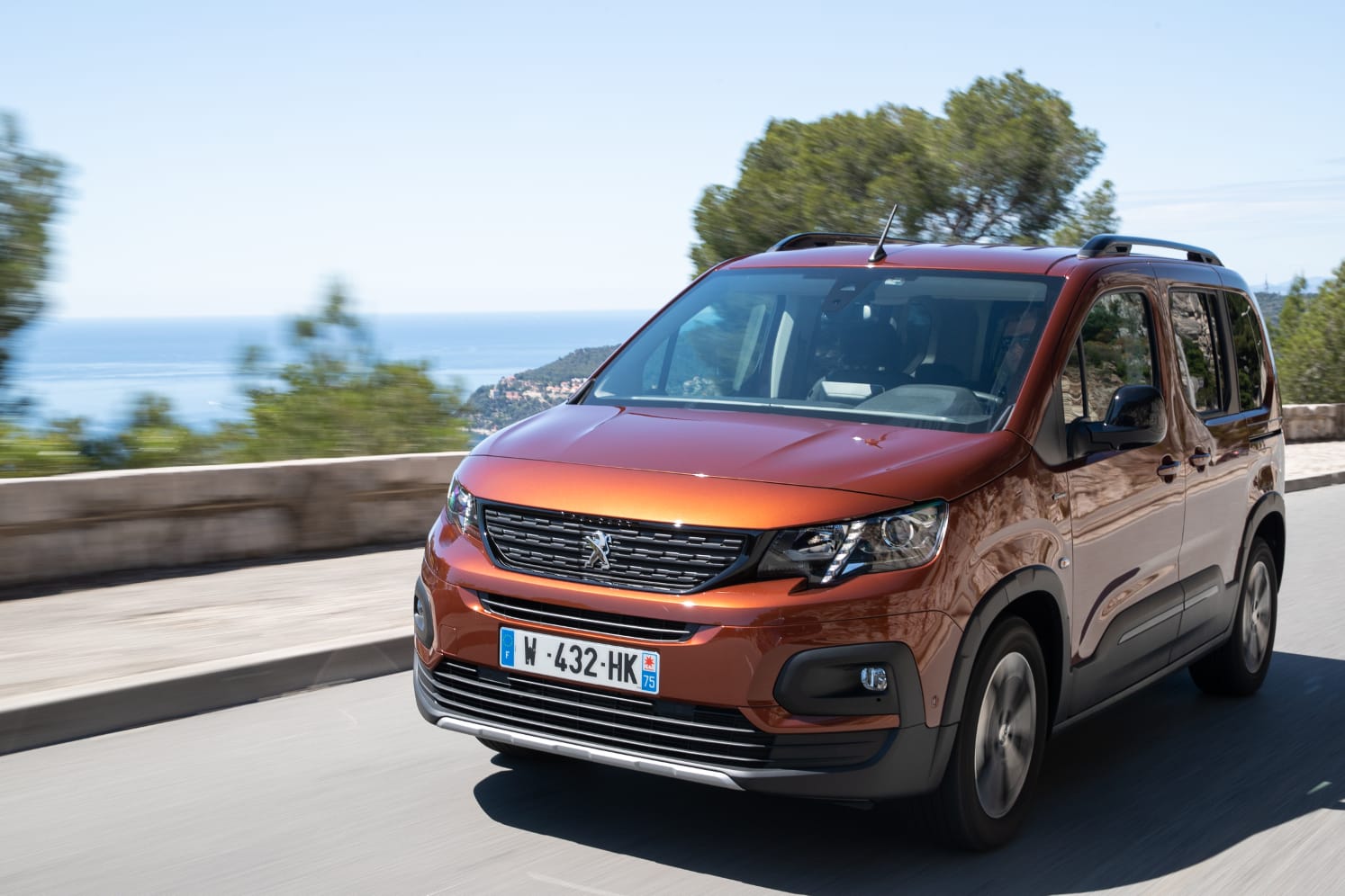 Der Peugeot Rifter rollt mit SUV-typischem Zierrat an.
