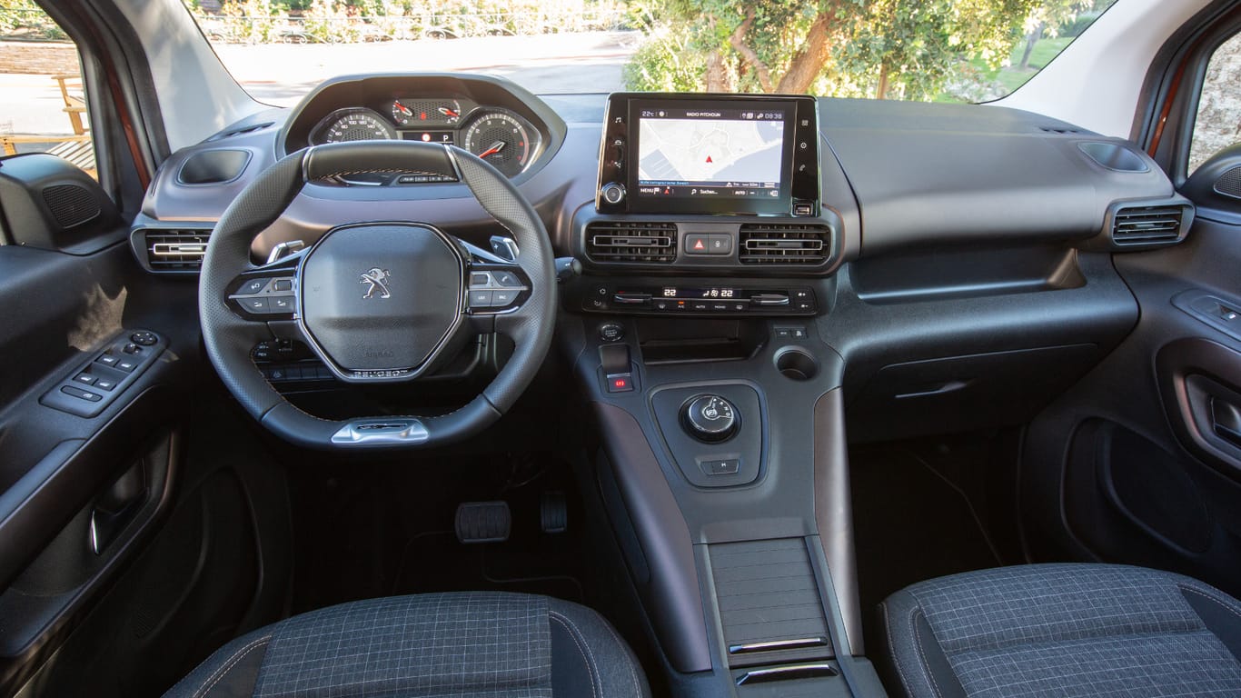 Typisches Peugeot-Cockpit: Das abgeflachte Lenkrad, darüber die Anzeigen. In der Mittelkonsole: großes Staufach, Automatik-Wählrad und Touchscreen.