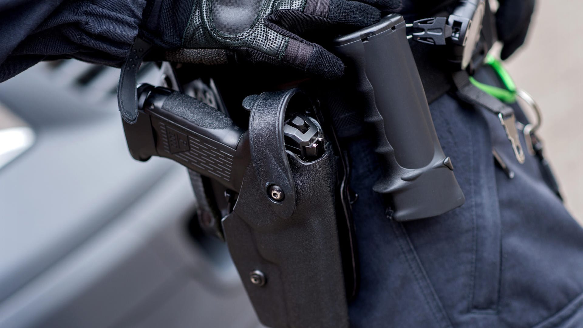 Eine Polizistin trägt ihre Dienstwaffe am Gürtel: Bei der Festnahme eines 14-Jährigen ist eine Gruppe Jugendlicher auf den agierenden Polizisten losgegangen. Eine Polizistin trägt ihre Dienstwaffe am Gürtel: Bei der Festnahme eines 14-Jährigen ist eine Gruppe Jugendlicher auf den agierenden Polizisten losgegangen.