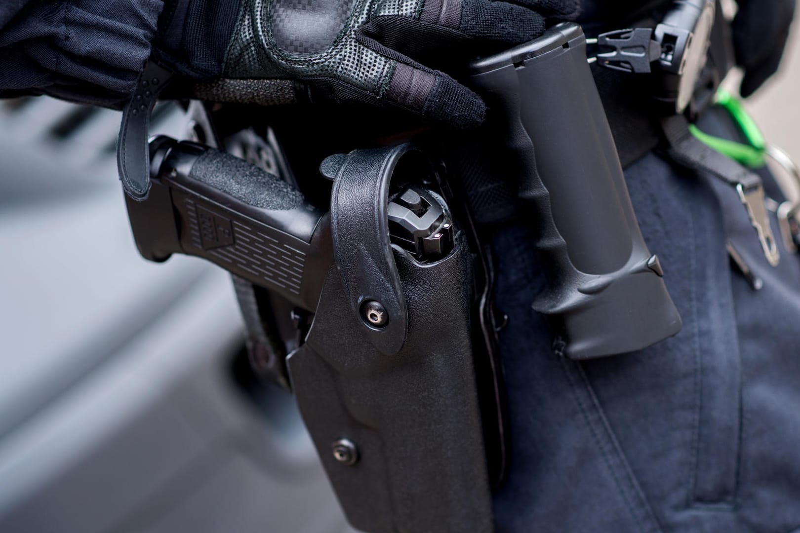 Eine Polizistin trägt ihre Dienstwaffe am Gürtel: Bei der Festnahme eines 14-Jährigen ist eine Gruppe Jugendlicher auf den agierenden Polizisten losgegangen.