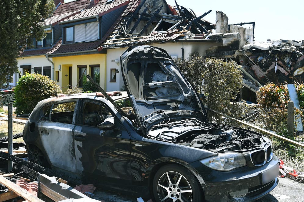 Ein abgebranntes Auto steht in der Einfahrt eines zerstörten Wohnhauses: Drei Menschen starben bei einer Explosion in Bremen.