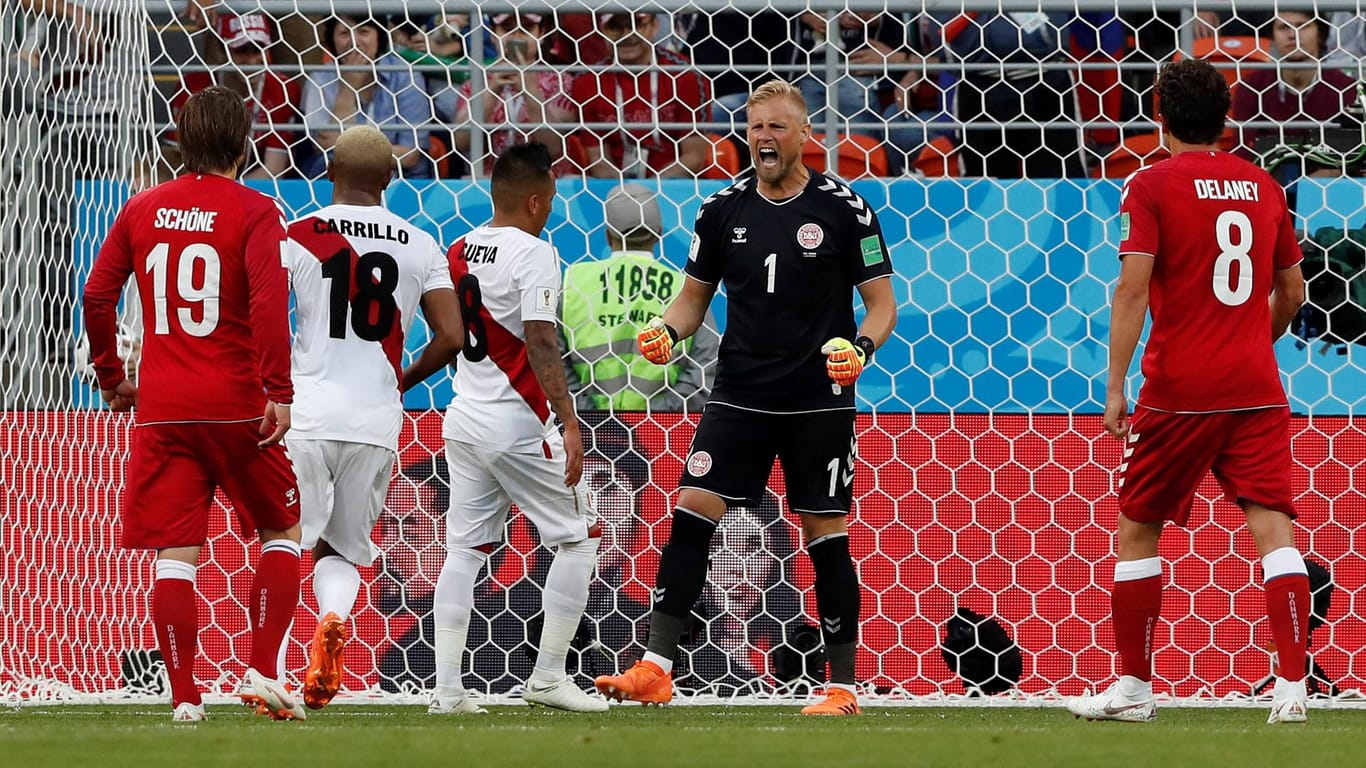 Kaum bezwingbar: Dänemarks Keeper Kasper Schmeichel (M., im Spiel gegen Peru) spielt eine starke WM.