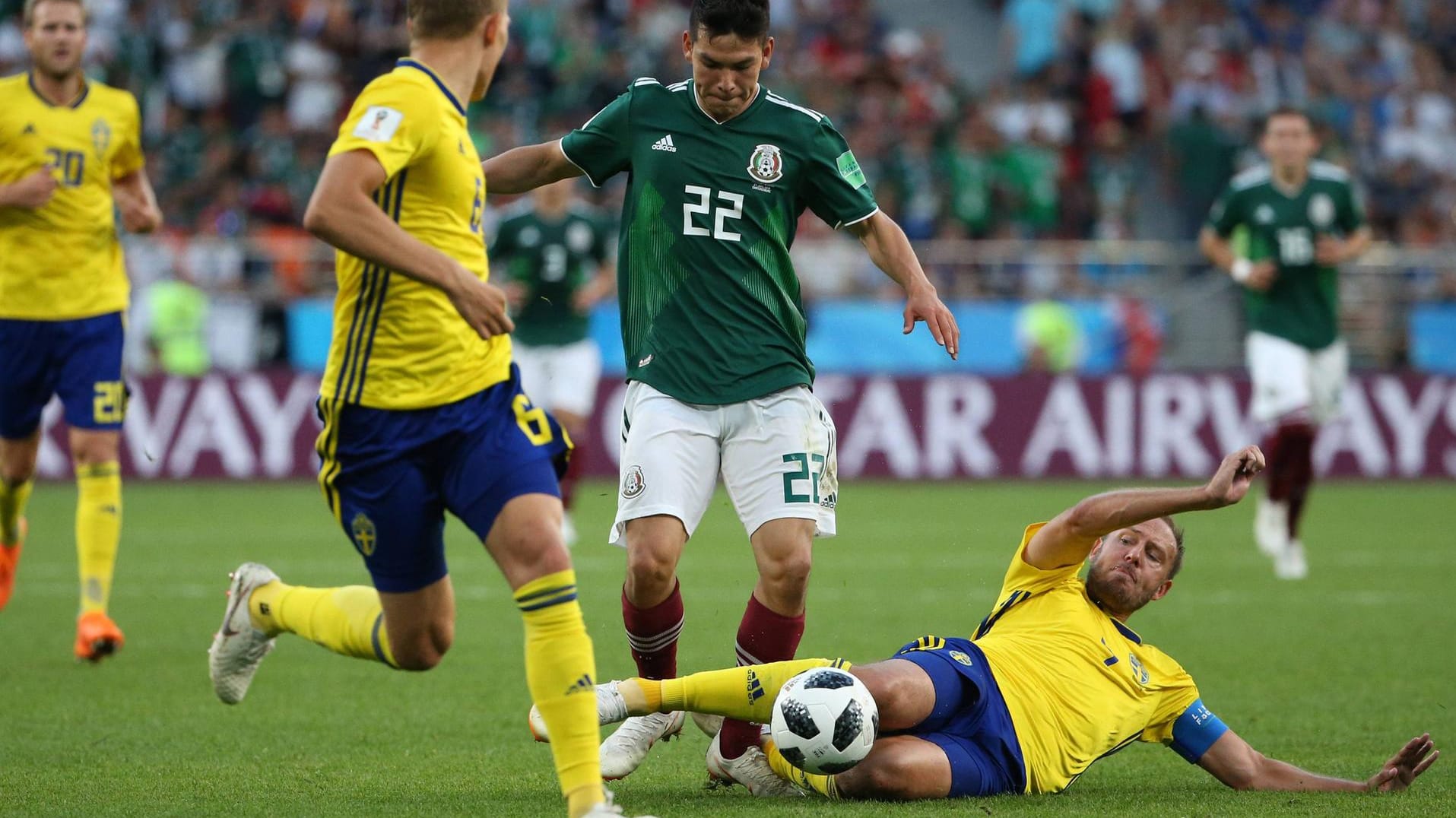 In letzter Sekunde: Granqvist (r., bei der Grätsche gegen Mexikos Lozano) ist Schwedens Anker in der Abwehr.