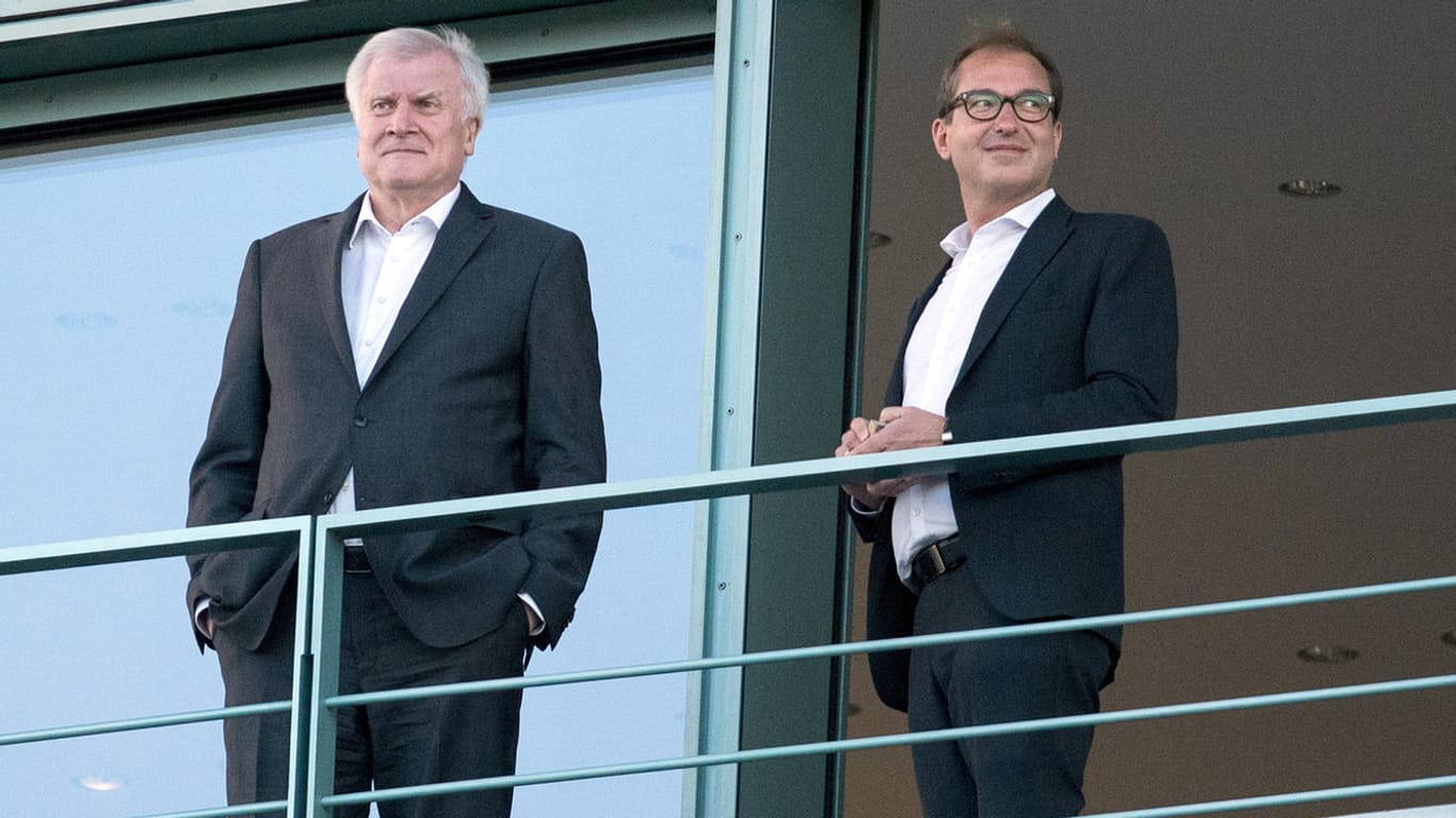 Horst Seehofer und Alexander Dobrindt auf einem Balkon vom Bundeskanzleramt: Die CSU-Politiker möchten bestimmte Migranten an der Grenze abzuweisen.