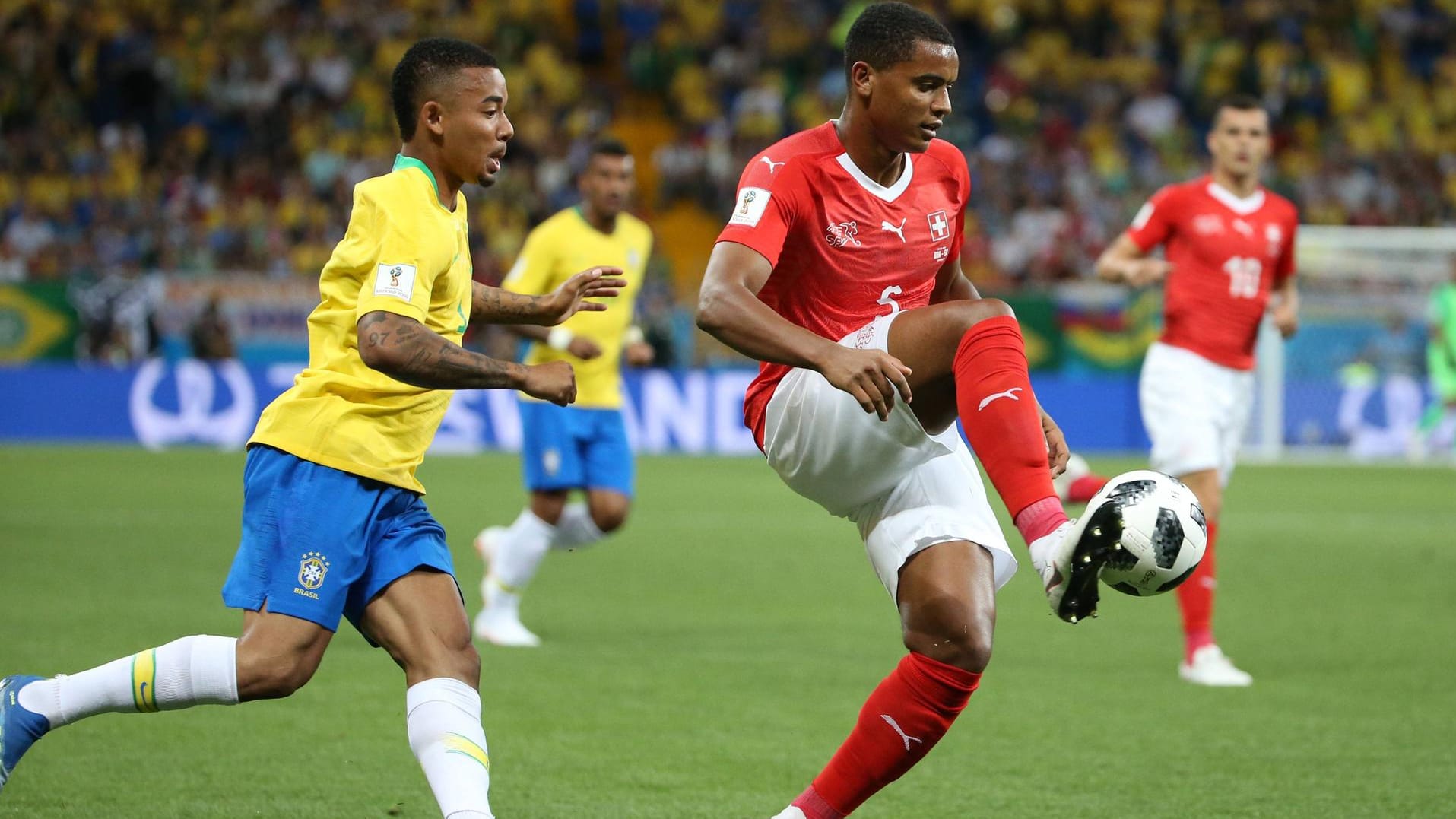 Technisch stark: Akanji (r.) klärt vor Brasiliens Gabriel Jesus.