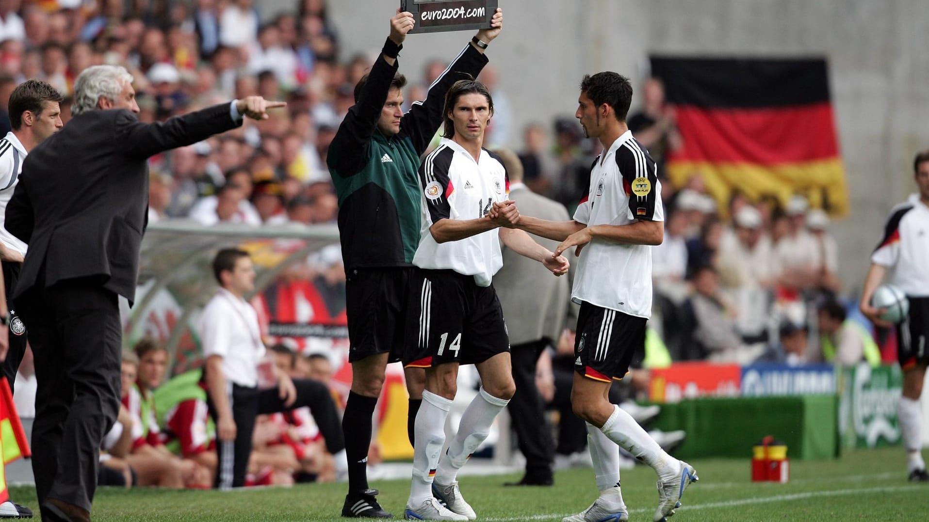 EM 2004: Teamchef Rudi Völler (li.) wechselt Brdaric (M.) für Kevin Kuranyi ein.