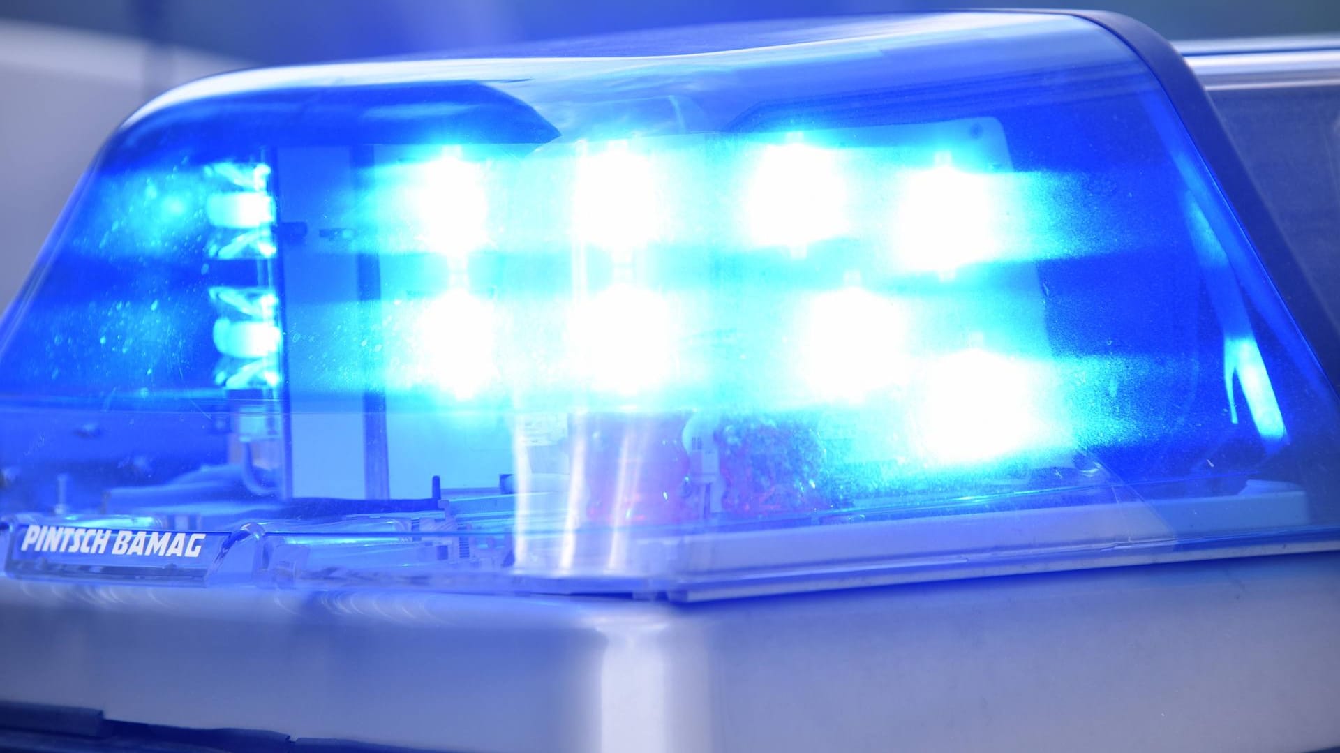 Die Sirene eines Polizeiwagens: Die Polizei gab nach dem Einsatz via Twitter bekannt, dass für die betroffene Wohnung ein Durchsuchungsbefehls vorgelegen hat. Die Sirene eines Polizeiwagens: Die Polizei gab nach dem Einsatz via Twitter bekannt, dass für die betroffene Wohnung ein Durchsuchungsbefehls vorgelegen hat.