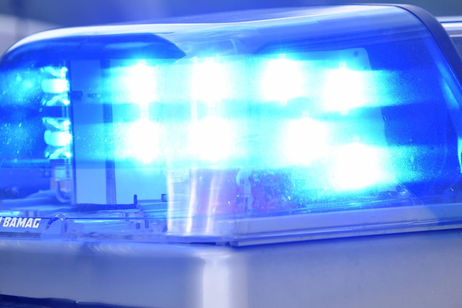 Die Sirene eines Polizeiwagens: Die Polizei gab nach dem Einsatz via Twitter bekannt, dass für die betroffene Wohnung ein Durchsuchungsbefehls vorgelegen hat.