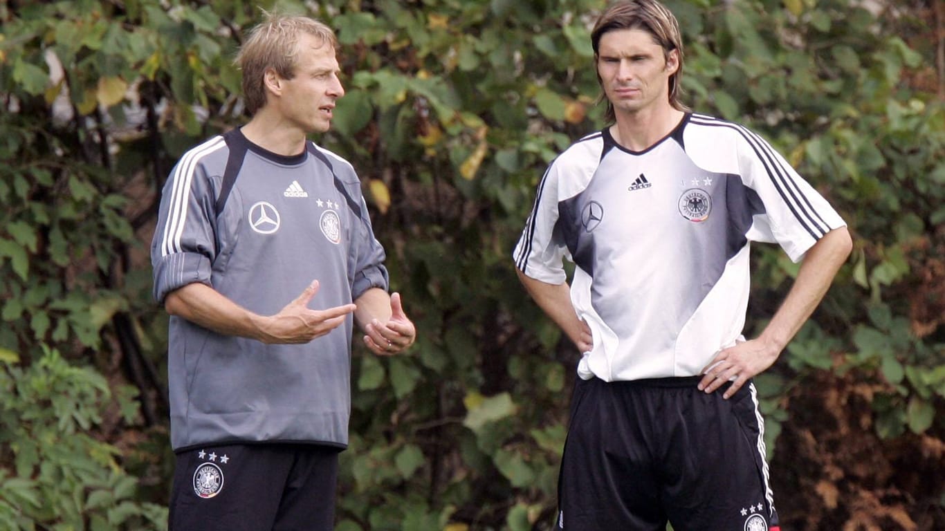2004: Brdaric (r.) mit Bundestrainer Jürgen Klinsmann. Insgesamt absolvierte der Angreifer acht Länderspiele (ein Tor).