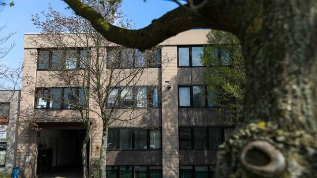 Die Bremer BAMF-Außenstelle steht seit Monaten in der Kritik, weil dort unrechtmäßig Asylbescheide positiv entschieden worden sein sollen. Die Bremer BAMF-Außenstelle steht seit Monaten in der Kritik, weil dort unrechtmäßig Asylbescheide positiv entschieden worden sein sollen.
