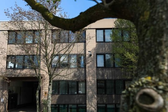 Die Bremer BAMF-Außenstelle steht seit Monaten in der Kritik, weil dort unrechtmäßig Asylbescheide positiv entschieden worden sein sollen.