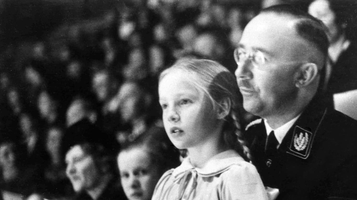 Die Fotografie zeigt Gudrun Burwitz mit ihrem Vater Heinrich Himmler im Jahr 1938: Der Reichsführer Himmler galt als rechte Hand Adolf Hitlers.
