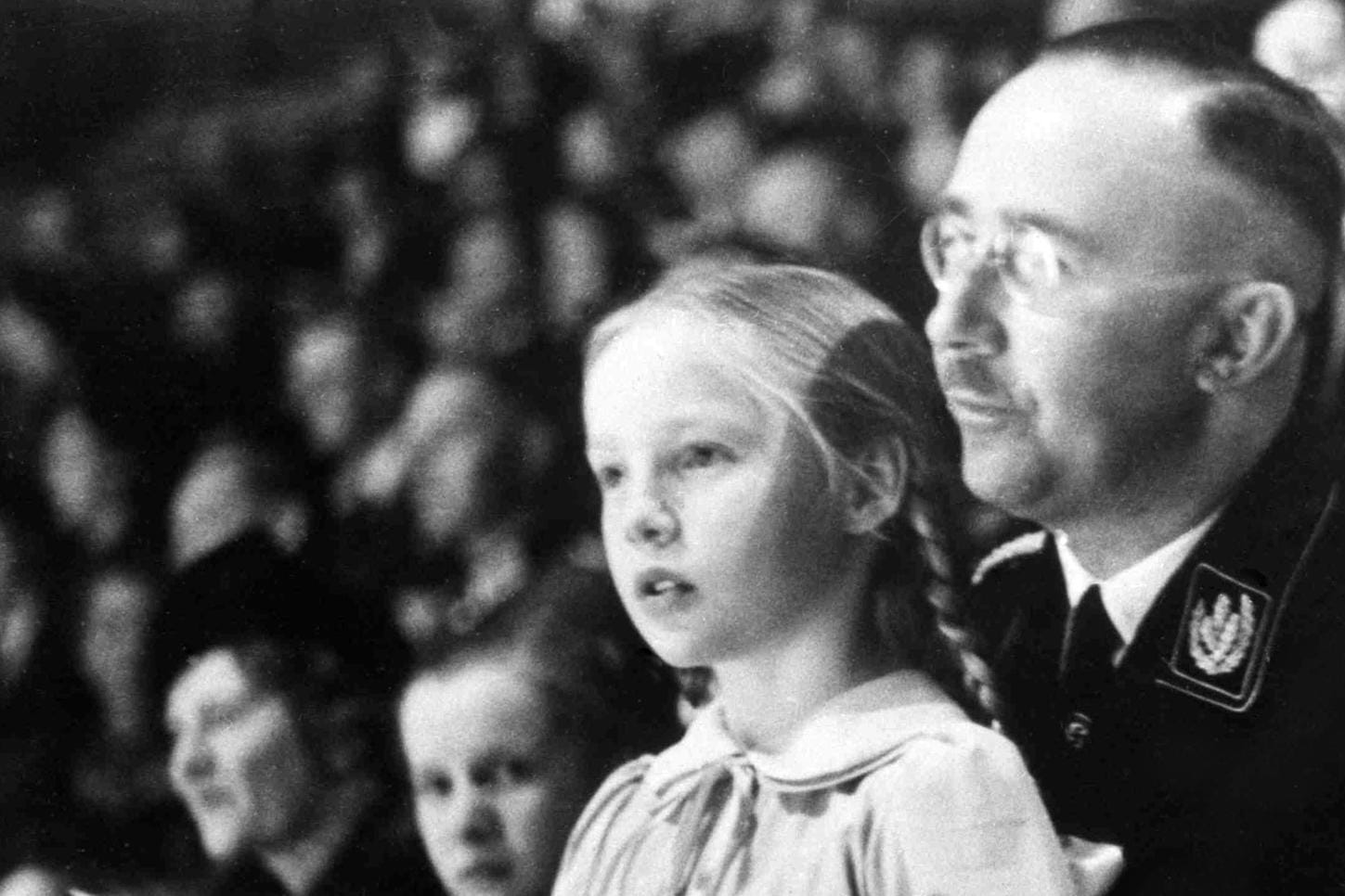 Die Fotografie zeigt Gudrun Burwitz mit ihrem Vater Heinrich Himmler im Jahr 1938: Der Reichsführer Himmler galt als rechte Hand Adolf Hitlers.