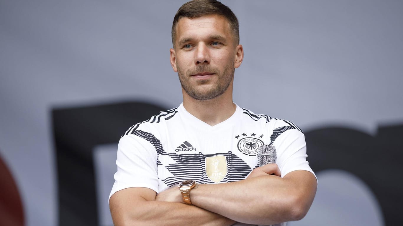 Ernster Blick: Lukas Podolski im DFB-Trikot bei einem Public-Viewing-Event während der WM.