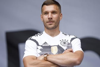 Ernster Blick: Lukas Podolski im DFB-Trikot bei einem Public-Viewing-Event während der WM.