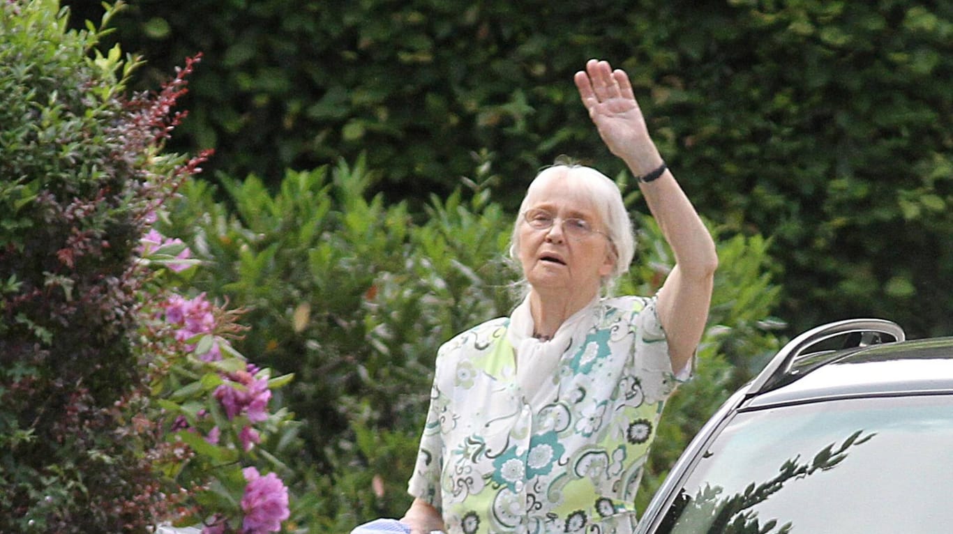 Gudrun Burwitz im Jahr 2011 winkend vor ihrem Eigenheim in München: Himmlers Tochter soll noch im hohen Alter in der rechtsextremistischen Szene aktiv gewesen sein.