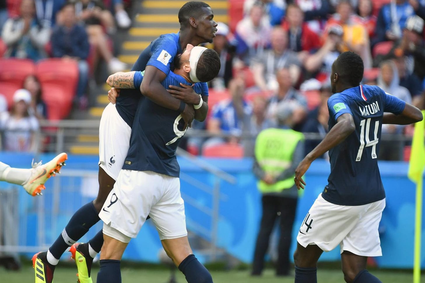 Paul Pogba (o.), Olivier Giroud (m.) und Blaise Matuidi feiern das 2:1 gegen Australien.