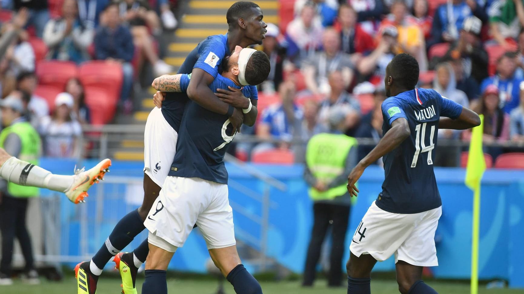 Paul Pogba (o.), Olivier Giroud (m.) und Blaise Matuidi feiern das 2:1 gegen Australien.