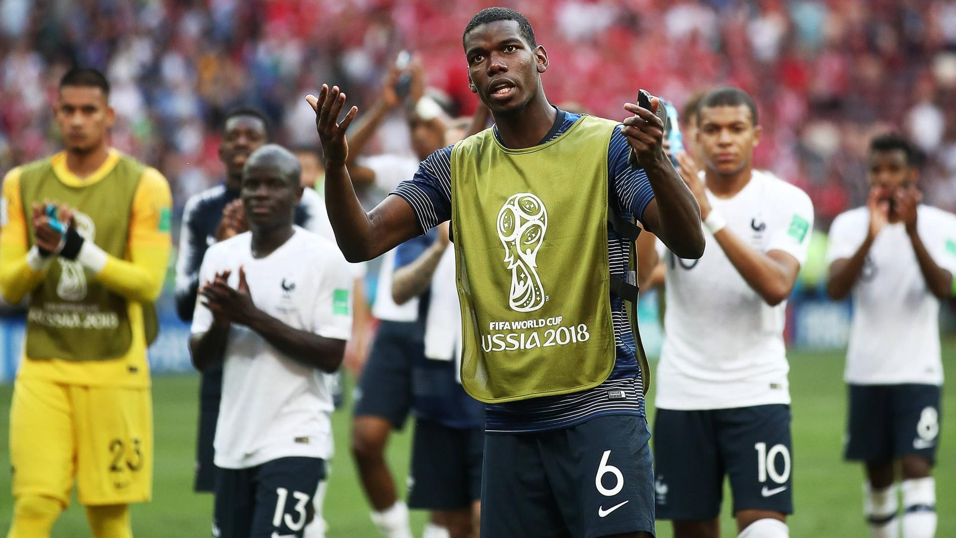 Paul Pogba (vorne) animiert die französischen Fans nach dem 0:0 gegen Dänemark.