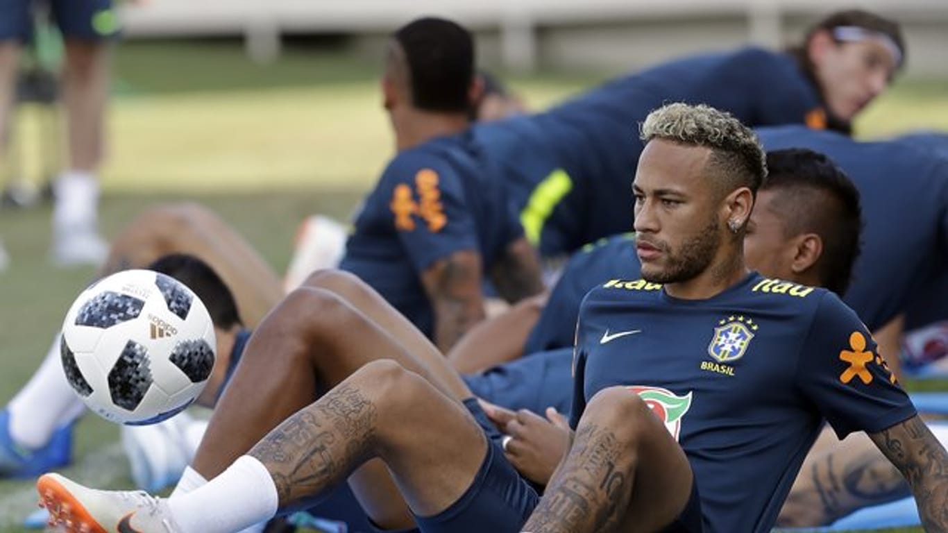 Brasiliens Star Neymar jongliert im Training mit dem WM-Ball.