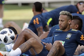 Brasiliens Star Neymar jongliert im Training mit dem WM-Ball.