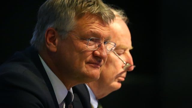 Jörg Meuthen (L), der Co-Parteivorsitzende der AfD, und Parteichef Alexander Gauland sitzen beim Parteitag auf dem Podium.