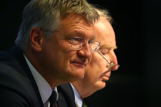 Jörg Meuthen (L), der Co-Parteivorsitzende der AfD, und Parteichef Alexander Gauland sitzen beim Parteitag auf dem Podium.