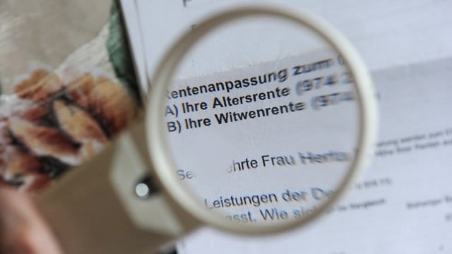 Die Bezüge der mehr als 20 Millionen Rentner in Deutschland steigen ab Juli um mehr als drei Prozent. Die Bezüge der mehr als 20 Millionen Rentner in Deutschland steigen ab Juli um mehr als drei Prozent.