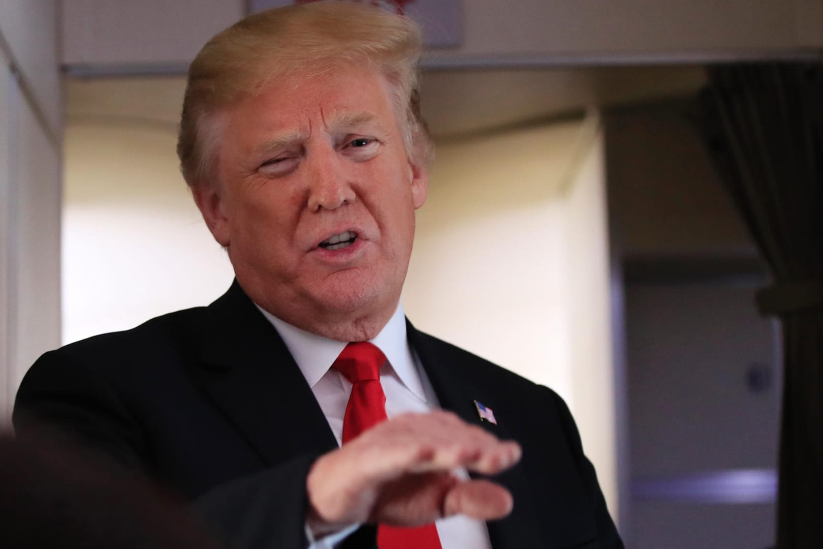 Donald Trump an Bord der Air Force One: Der US-Präsident schließt nicht aus, die Annexion der Halbinsel Krim durch Russland anzuerkennen.