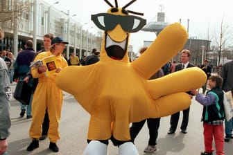 Fünfstellige Postleitzahl: Auf der CeBIT in Hannover wirbt die Post mit der gelben Fingerfigur "Rolf" für die Umstellung.