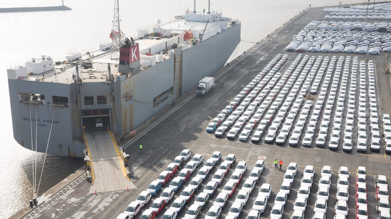 Fahrzeuge von Volkswagen stehen im Hafen von Emden: Der Konzern könnte besonders unter US-Autozöllen leiden.