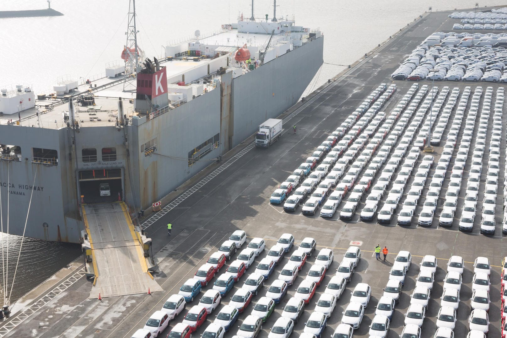 Fahrzeuge von Volkswagen stehen im Hafen von Emden: Der Konzern könnte besonders unter US-Autozöllen leiden.