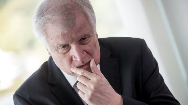 Horst Seehofer verlangt, dass in anderen EU-Ländern registrierte Flüchtlinge bereits an der Grenze zurückgewiesen werden. Horst Seehofer verlangt, dass in anderen EU-Ländern registrierte Flüchtlinge bereits an der Grenze zurückgewiesen werden.