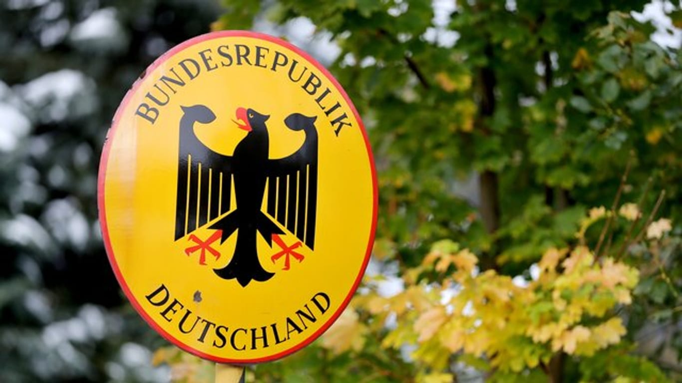 Ein Schild "Bundesrepublik Deutschland" an der Landesgrenze zu Tschechien.