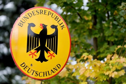Ein Schild "Bundesrepublik Deutschland" an der Landesgrenze zu Tschechien.