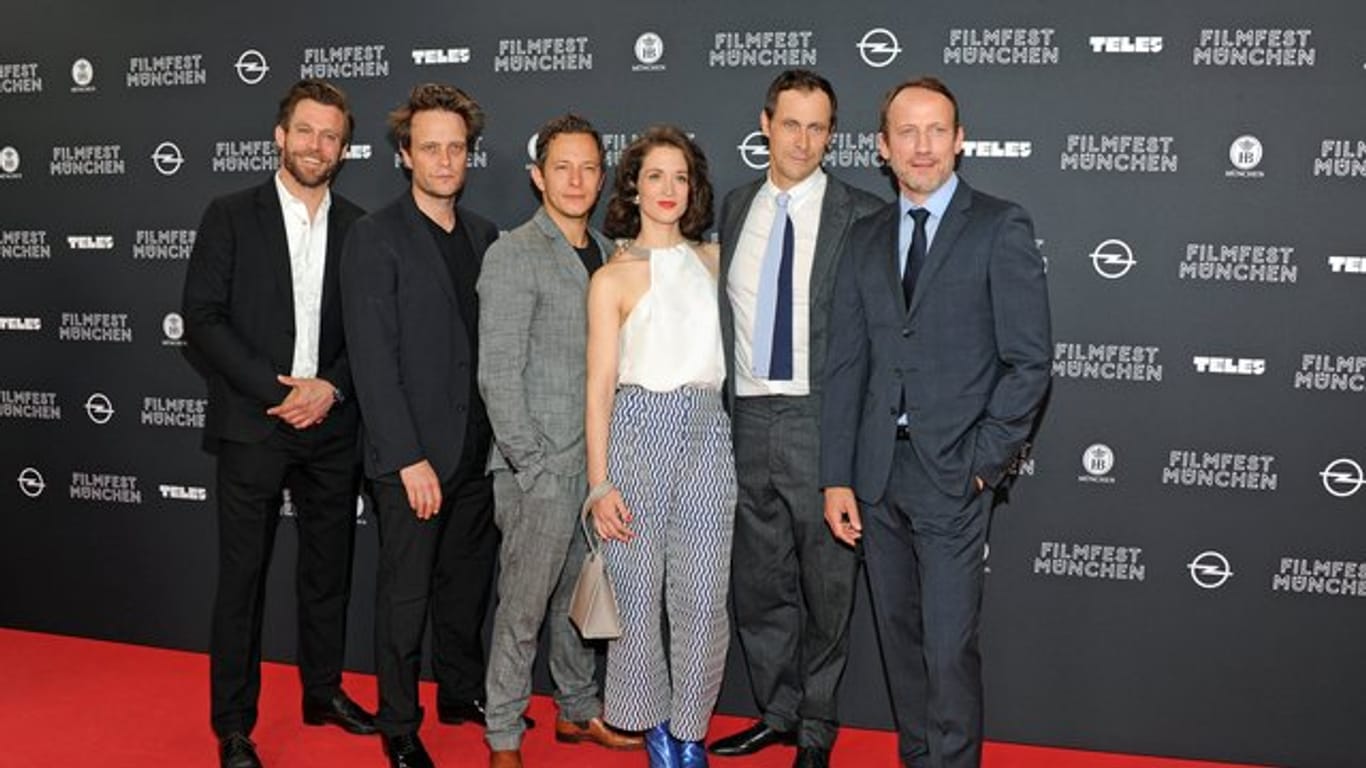 Ken Duken (l-r), August Diehl, Trystan Pütter, Friederike Becht, Marc Hosemann und Wotan Wilke Möhring spielen in der TV-Serie "Parfum" mit.