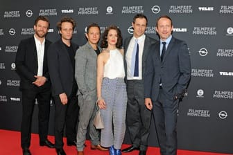 Ken Duken (l-r), August Diehl, Trystan Pütter, Friederike Becht, Marc Hosemann und Wotan Wilke Möhring spielen in der TV-Serie "Parfum" mit.