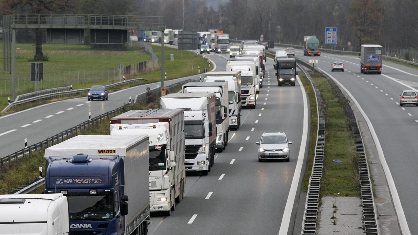 Stau durch Blockabfertigung auf der Inntalautobahn bei Kufstein: Auch Grenzkontrollen halten den Warentransport auf. Das stört auch Unterstützer von Kontrollen.