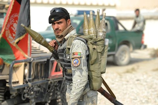 Ein Mitglied der afghanischen Sicherheitskräfte bei einem Einsatz gegen Islamisten.