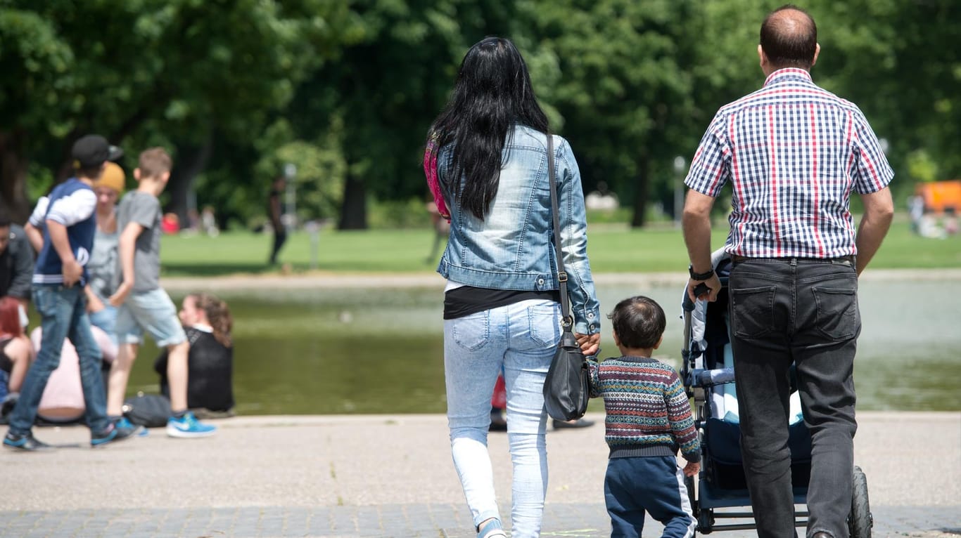 Eine Familien spaziert im Stuttgarter Schlossgarten: Die Regelung der Zuwanderung ist für viele Bundesbürger aktuell ein sehr wichtiges Thema.