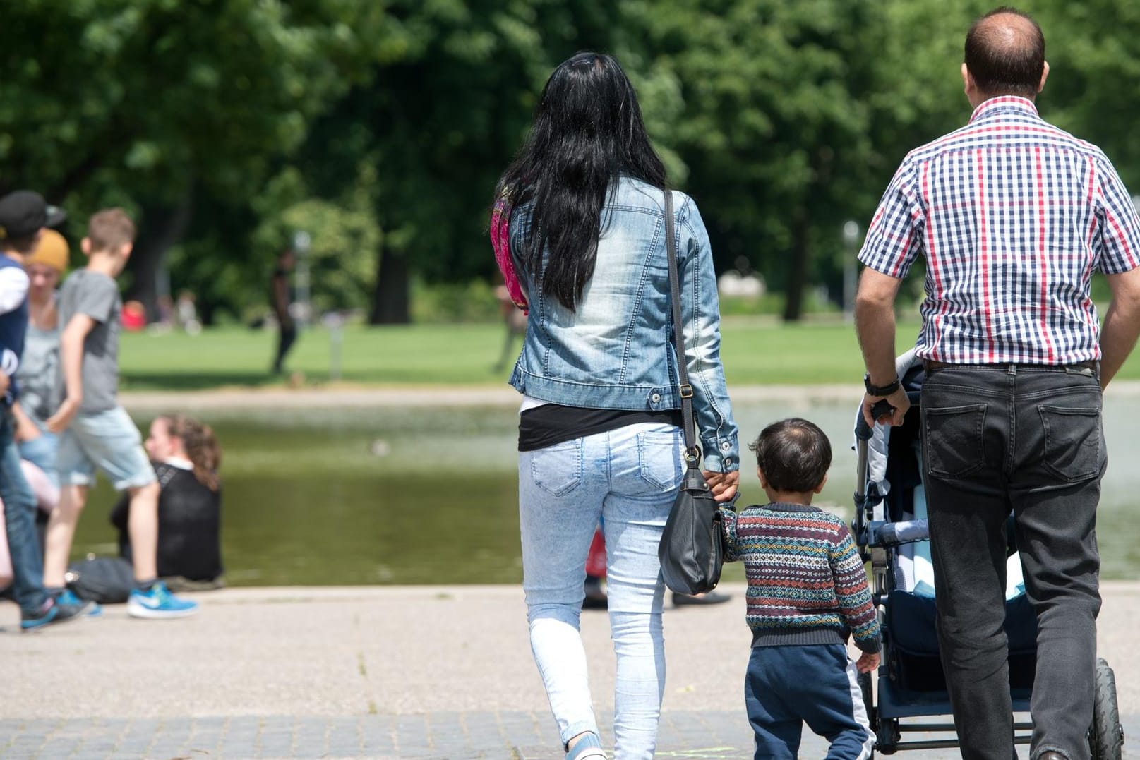Eine Familien spaziert im Stuttgarter Schlossgarten: Die Regelung der Zuwanderung ist für viele Bundesbürger aktuell ein sehr wichtiges Thema.