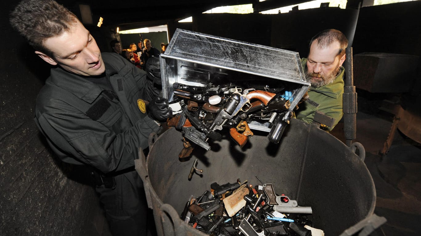 Resonanz auf Waffen-Amnestie: Mitarbeiter des Kampfmittelbeseitigungsdienstes schütten Waffen in einen Ofen.