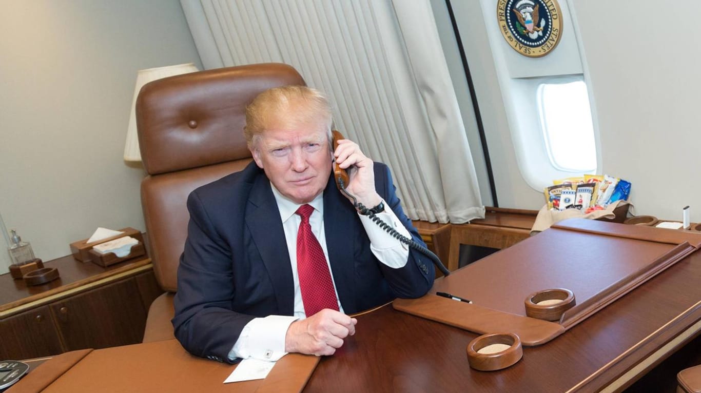 Donald Trump telefonierend an Bord der Air Force One im Jahr 2017: Ein Komiker gab sich als Senator Memendez aus und konnte dadurch mit dem Präsidenten telefonieren.
