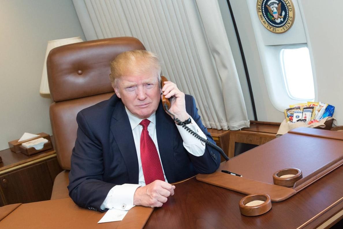 Donald Trump telefonierend an Bord der Air Force One im Jahr 2017: Ein Komiker gab sich als Senator Memendez aus und konnte dadurch mit dem Präsidenten telefonieren.
