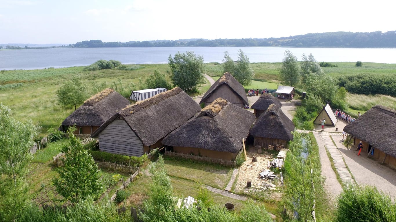 Nachgebaute Wikingerhäuser von Haithabu: Der Ort war ein wichtiger Handelsplatz und ist jetzt Weltkulturerbe.