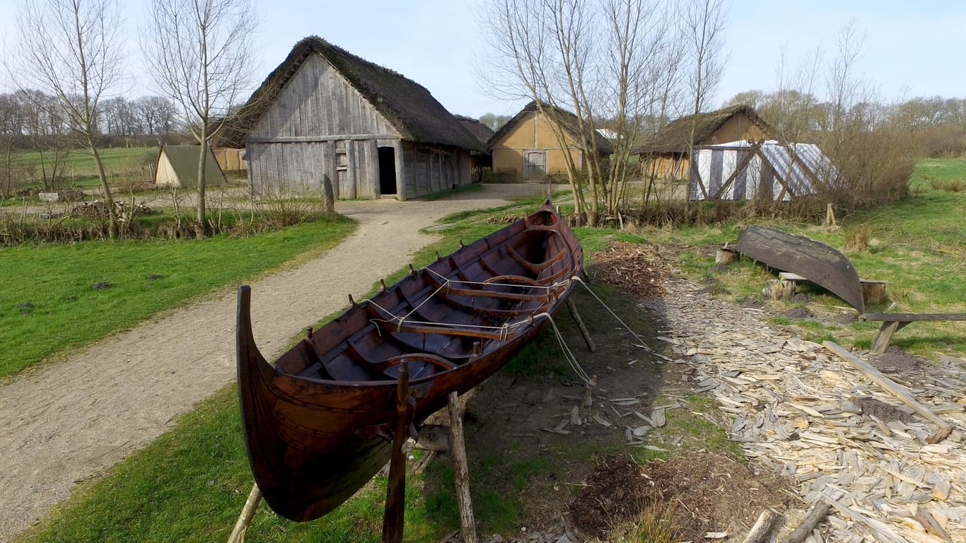 Haithabu: Ein Boot steht vor den nachgebauten Häusern des Wikinger-Museums.